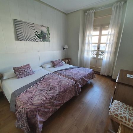 Hostal Riesco Madrid Exterior photo