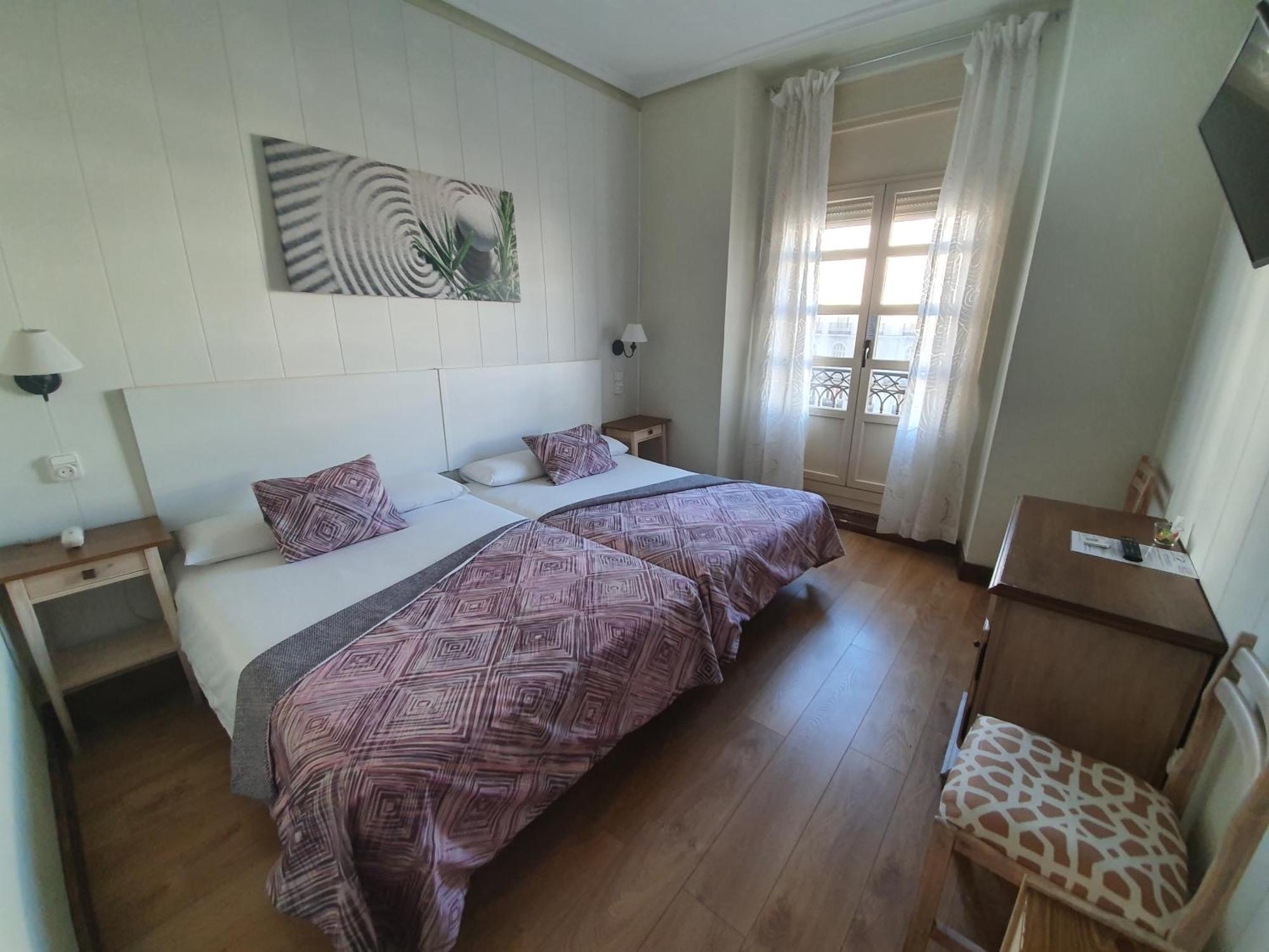 Hostal Riesco Madrid Exterior photo