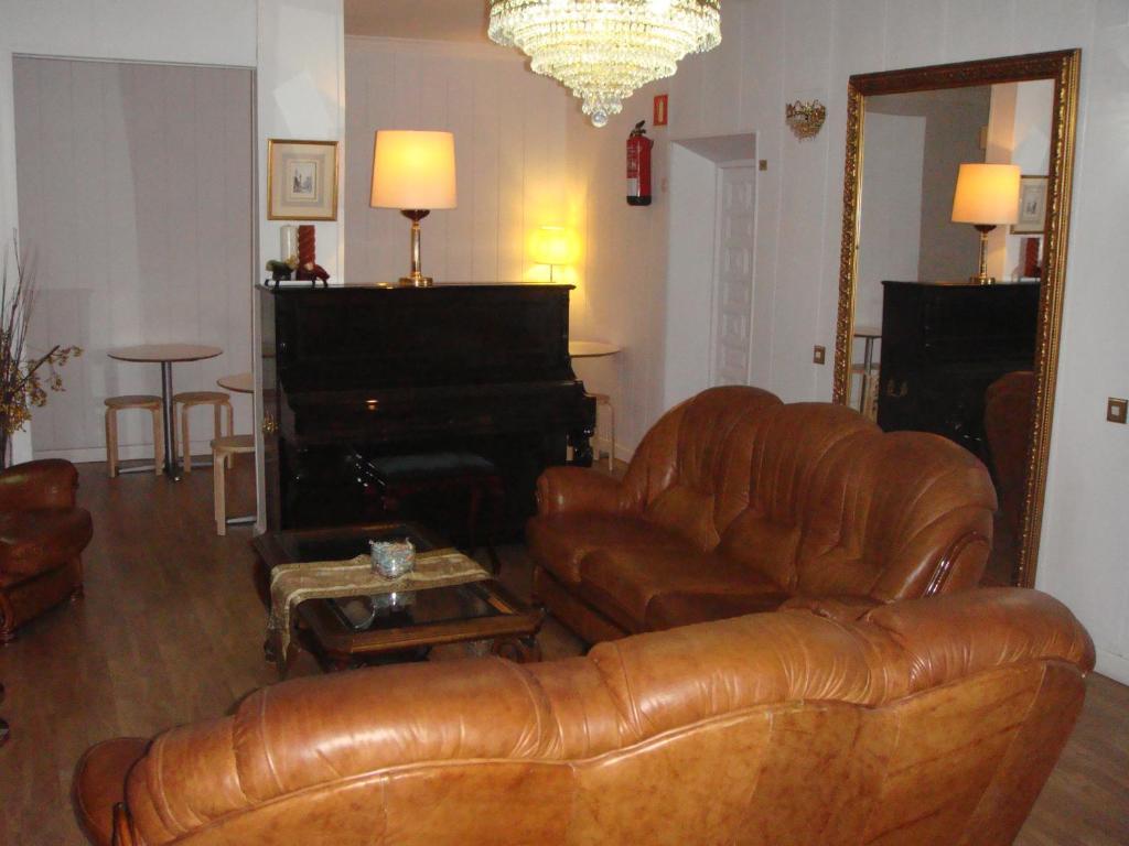 Hostal Riesco Madrid Exterior photo