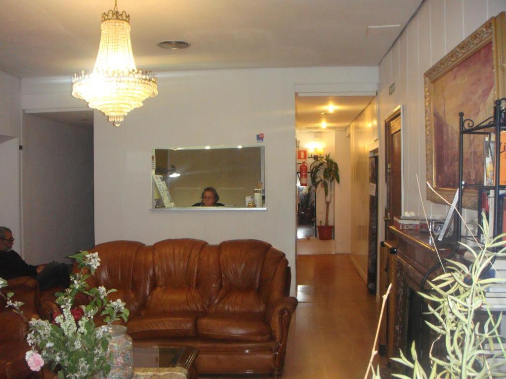 Hostal Riesco Madrid Exterior photo