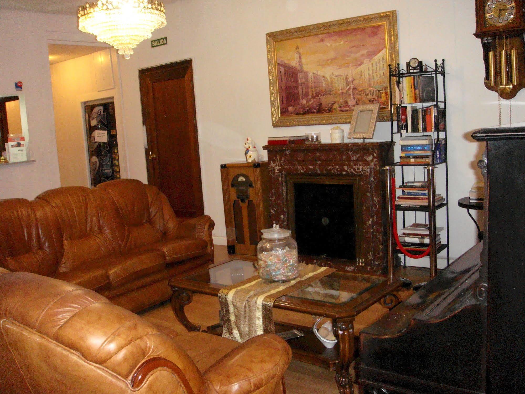 Hostal Riesco Madrid Exterior photo