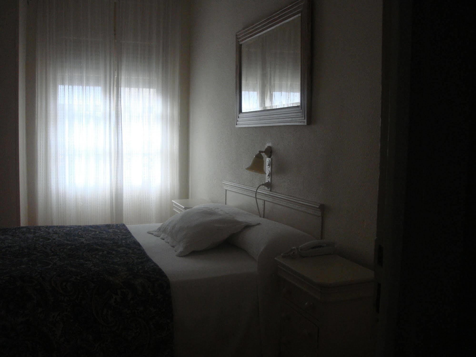 Hostal Riesco Madrid Exterior photo
