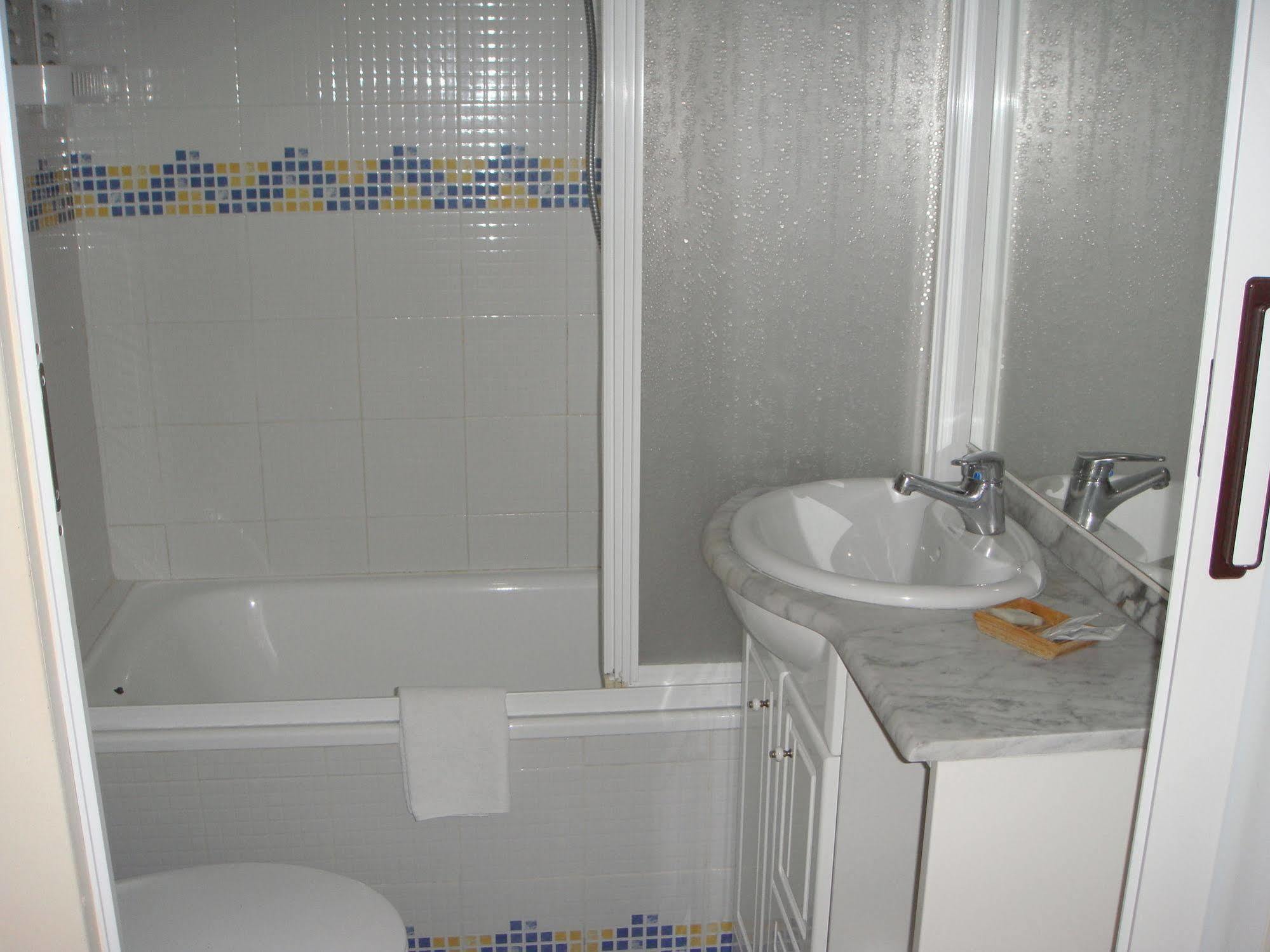 Hostal Riesco Madrid Exterior photo