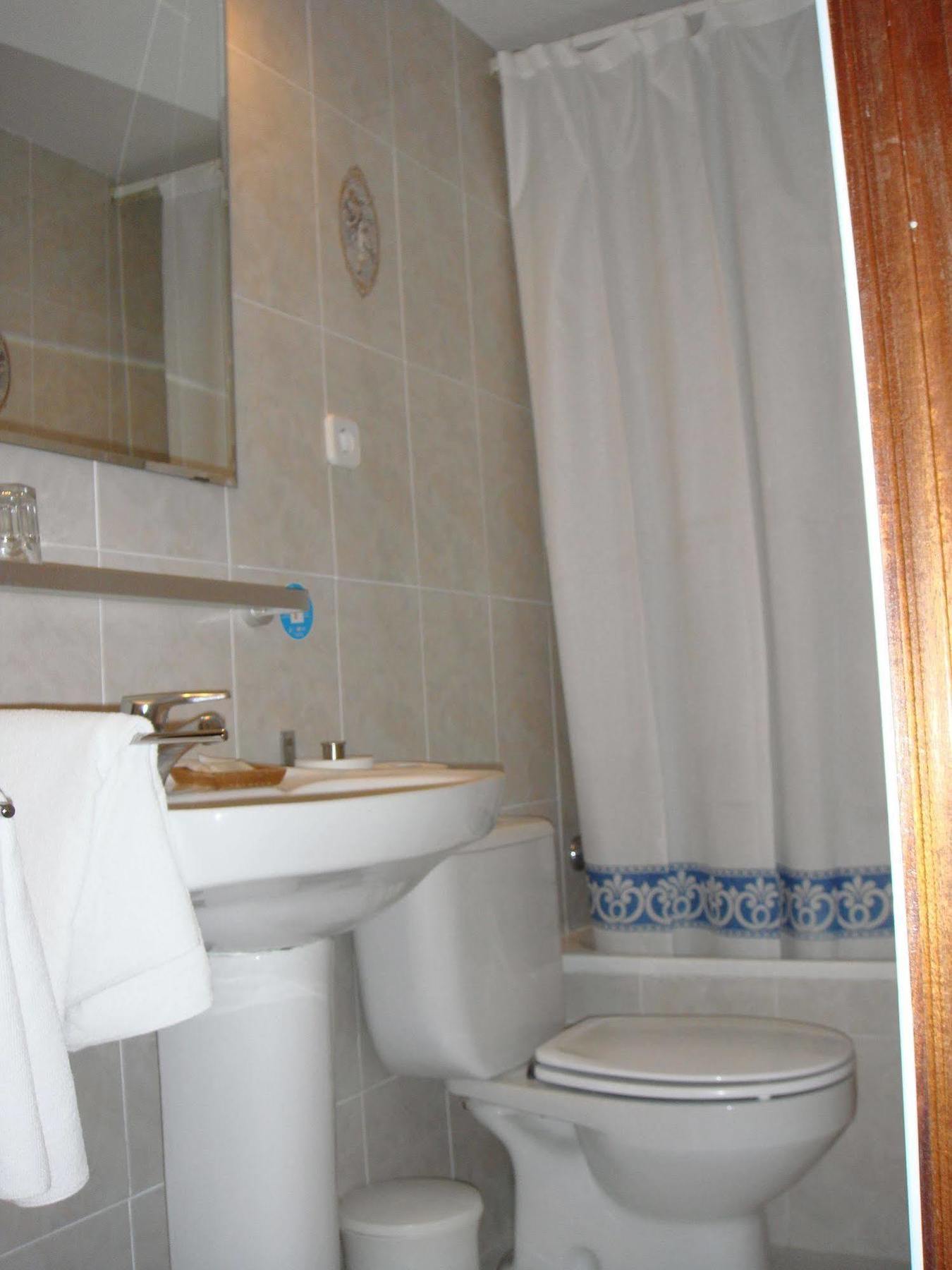 Hostal Riesco Madrid Exterior photo