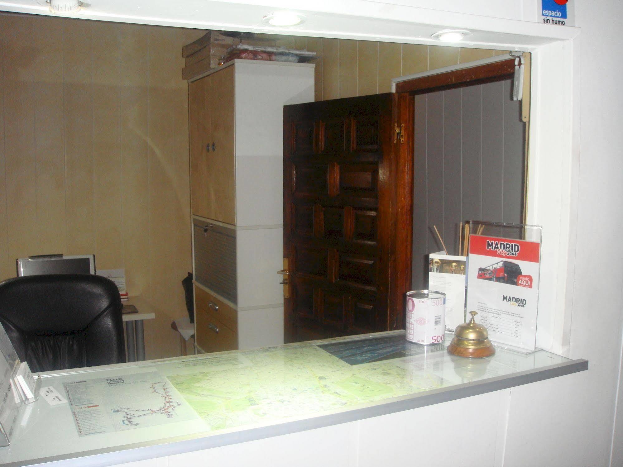 Hostal Riesco Madrid Exterior photo