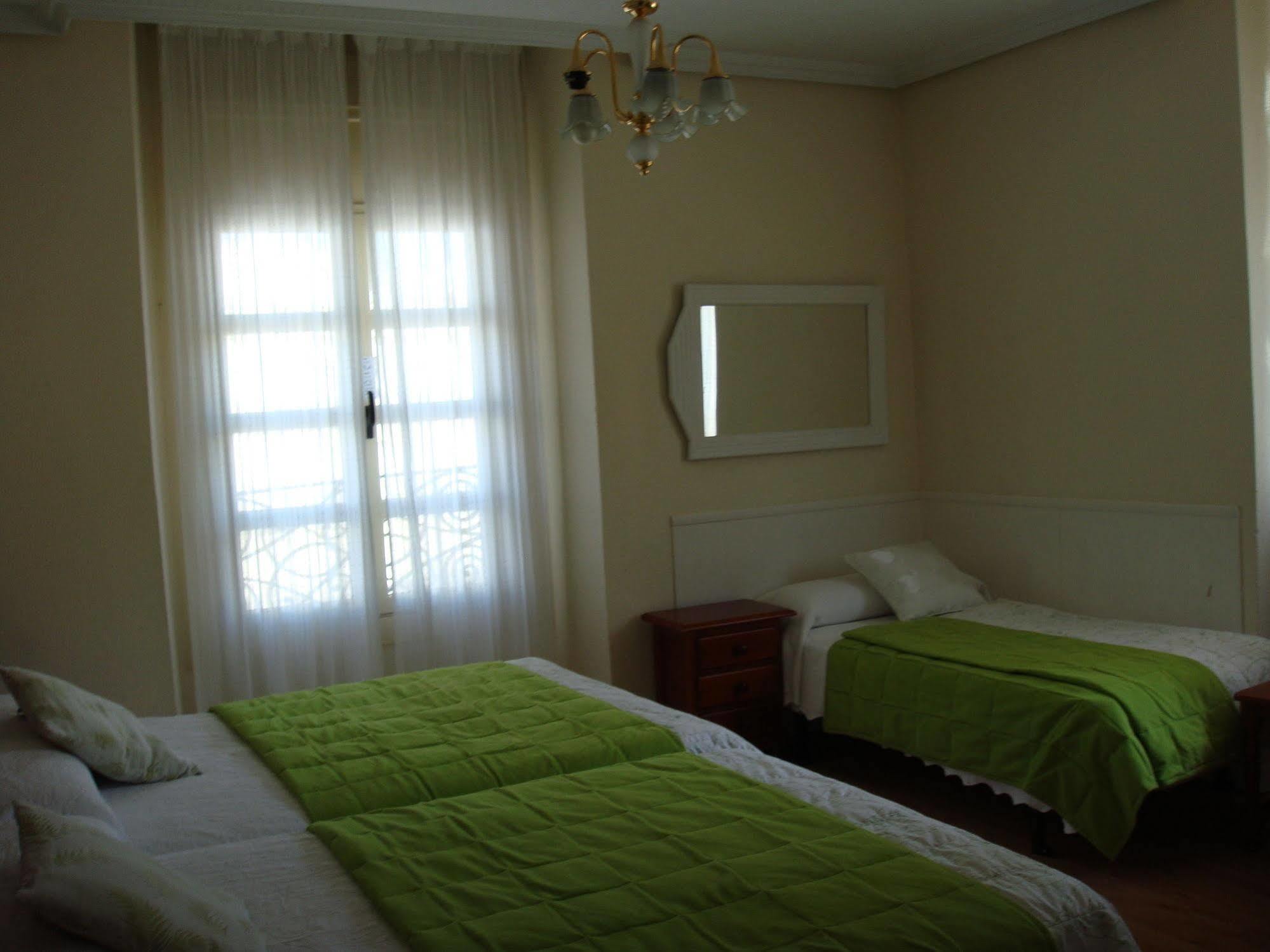 Hostal Riesco Madrid Exterior photo