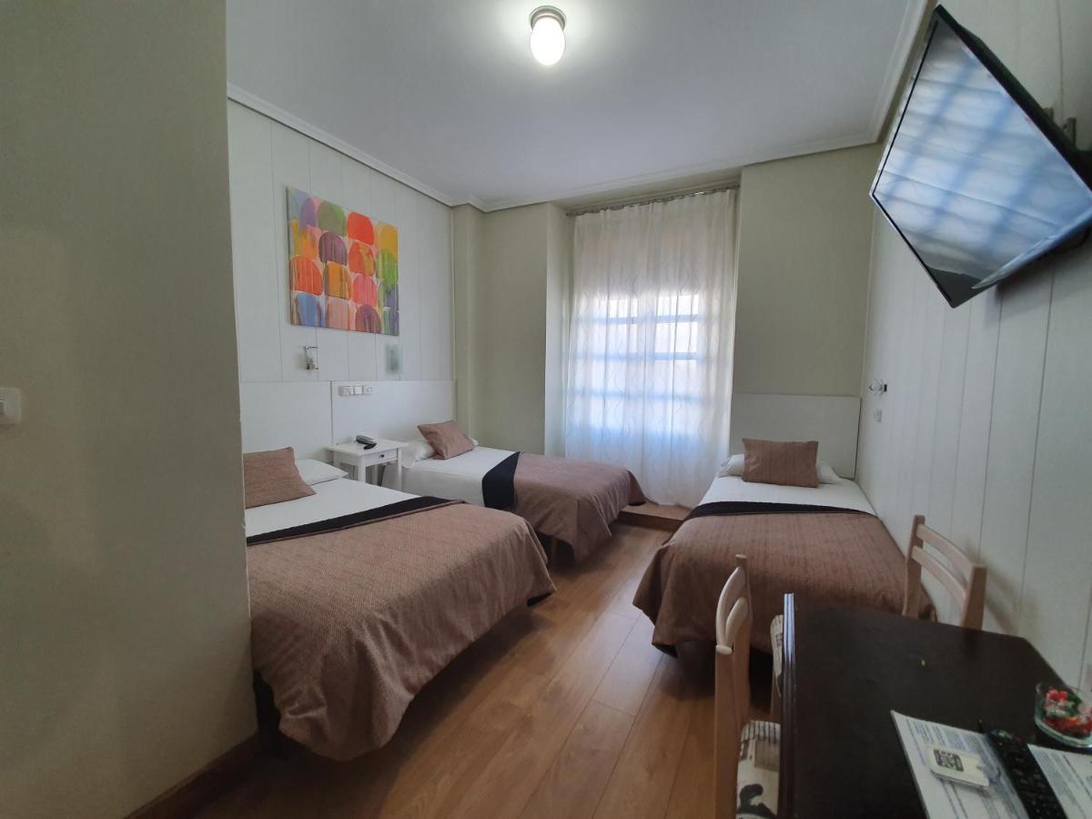Hostal Riesco Madrid Exterior photo