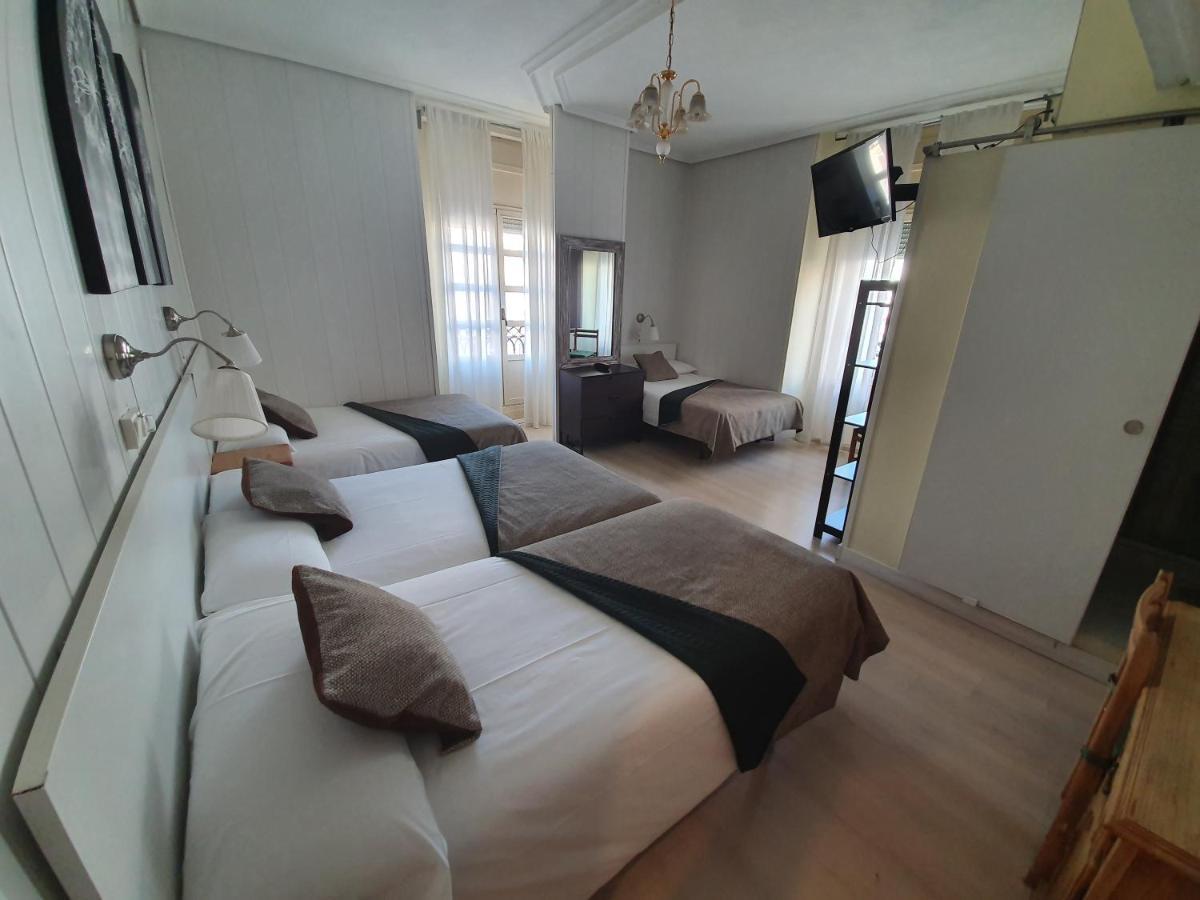 Hostal Riesco Madrid Exterior photo