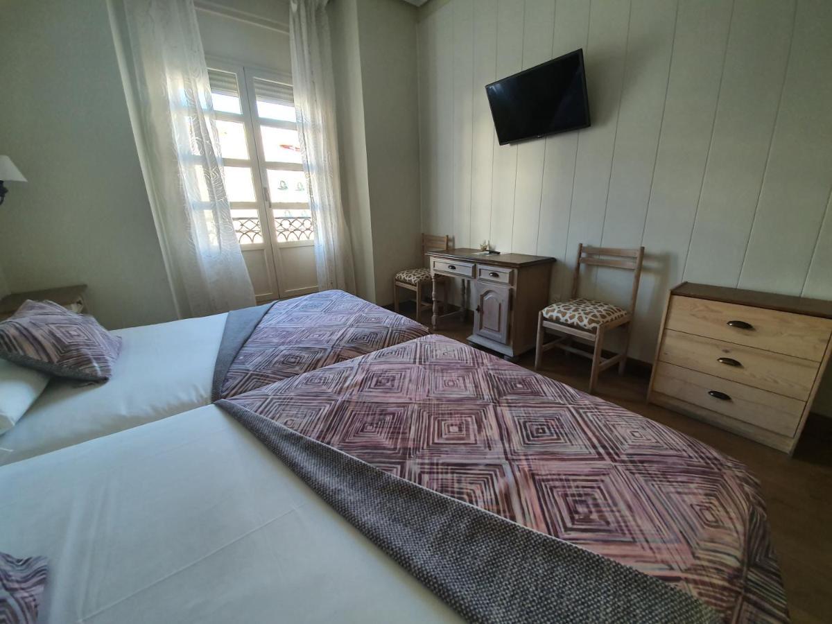 Hostal Riesco Madrid Exterior photo