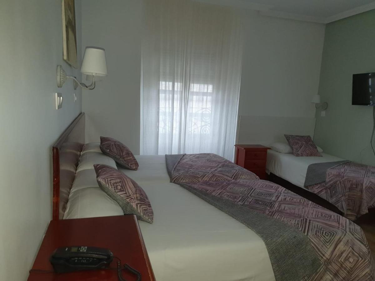 Hostal Riesco Madrid Exterior photo